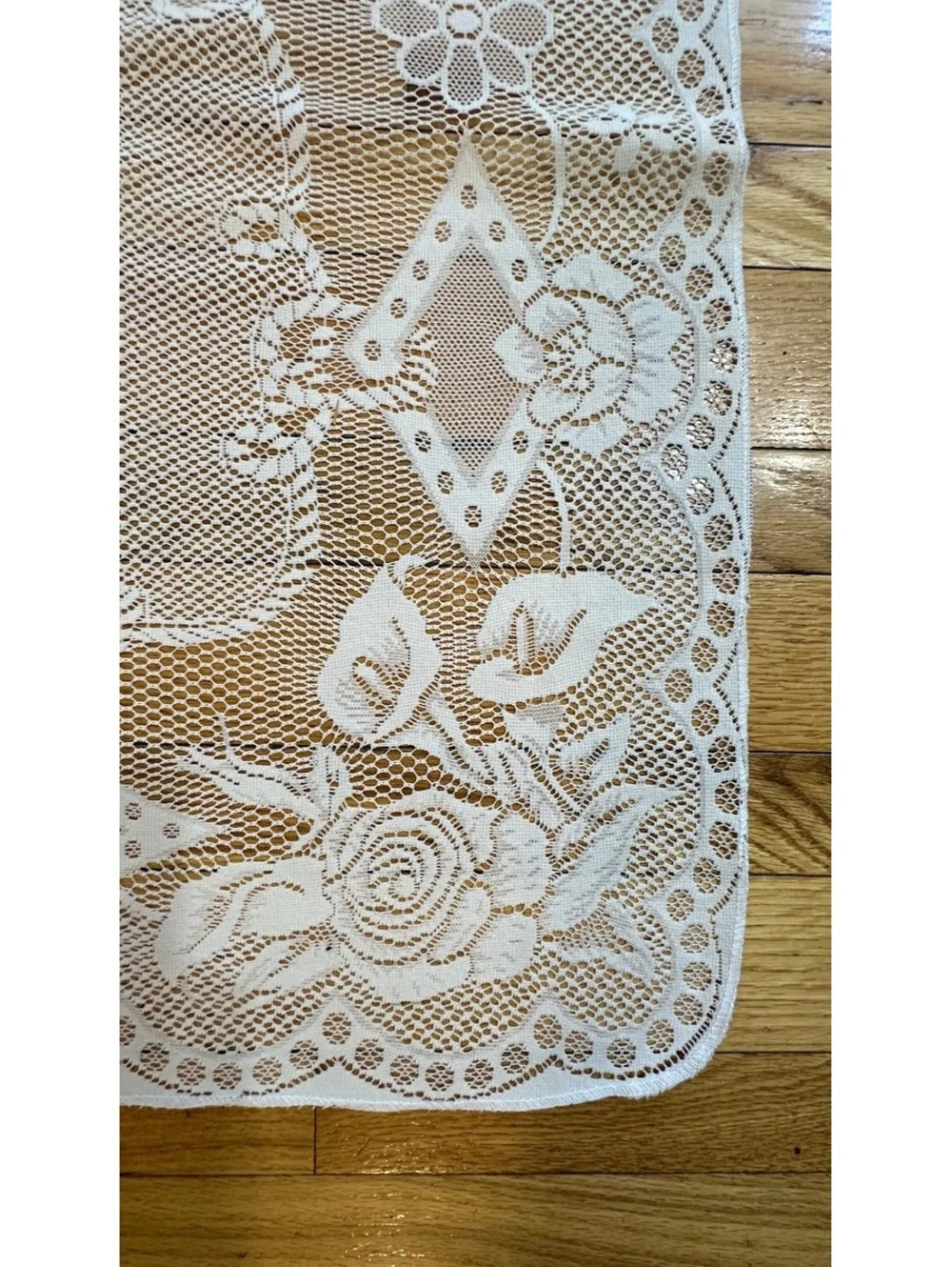 VTG Ivory Quaker Style Lace Tablecloth Floral Calla Lily Cottagecore 63x95 Roses